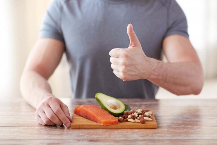 Một người đàn ông bao gồm thực phẩm để có hiệu lực trong chế độ ăn uống của mình